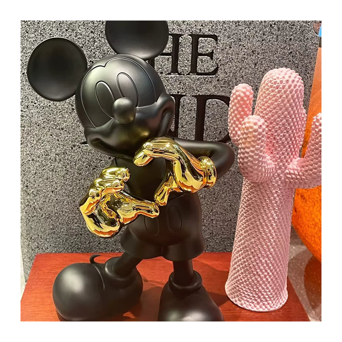 Potdemiel Mickey Maus Statue aus Kunstharz in Herzform, moderne Skulptur in Silber und Weiß zur Dekoration von Büro und Zuhause - Bild 4