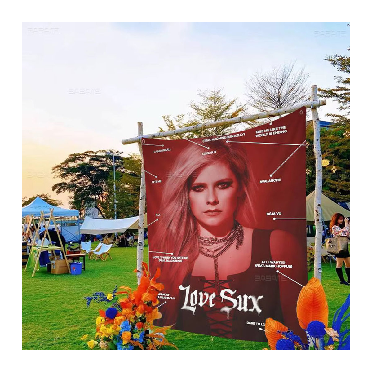 Potdemiel Wanddeko Avril Lavigne Banner in Rot aus Textil für Wohnzimmer und Zuhause - Bild 6