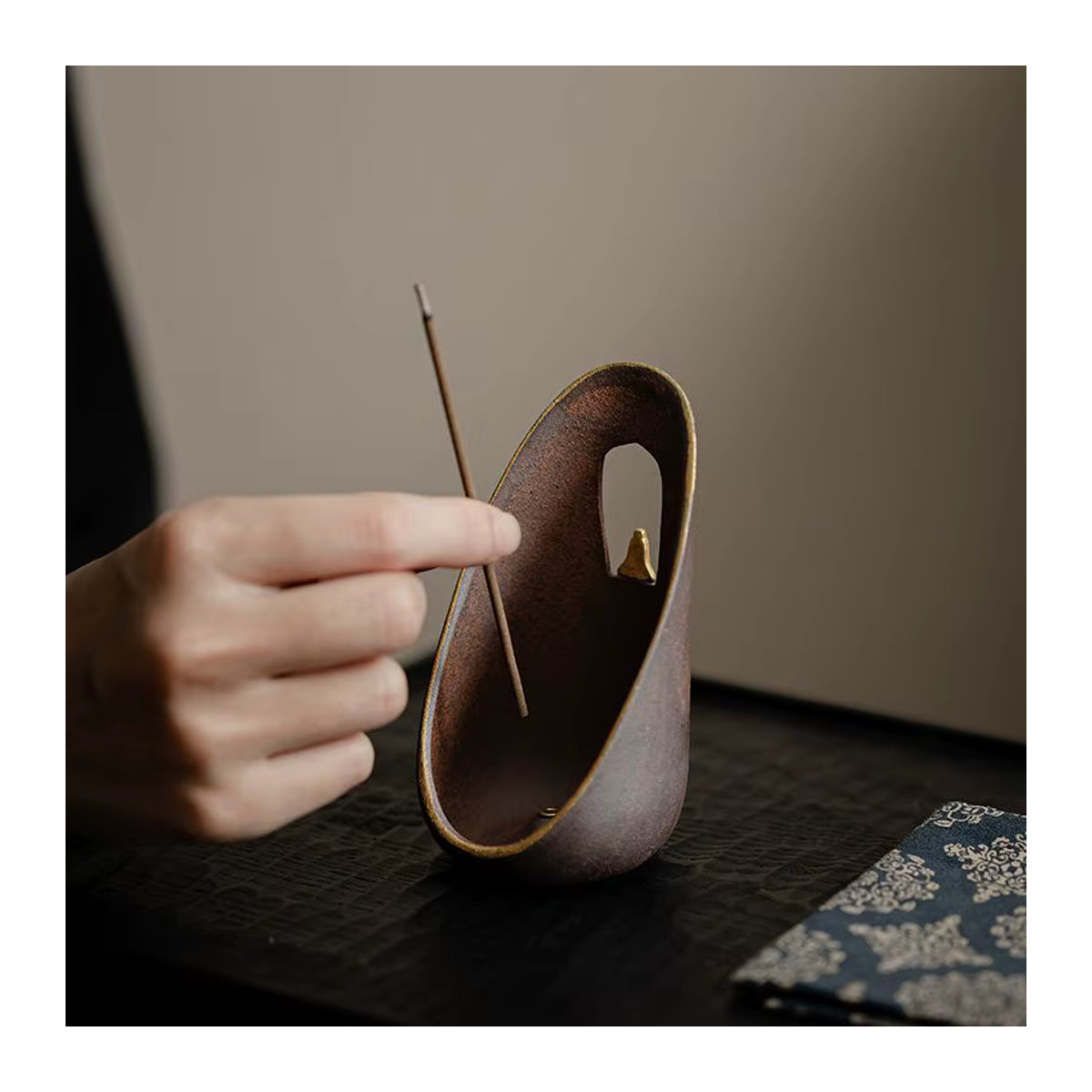 Pu Ying Keramik Weihrauchbrenner für Fadenweihrauch in Braun mit minimalistischem Design - Bild 3