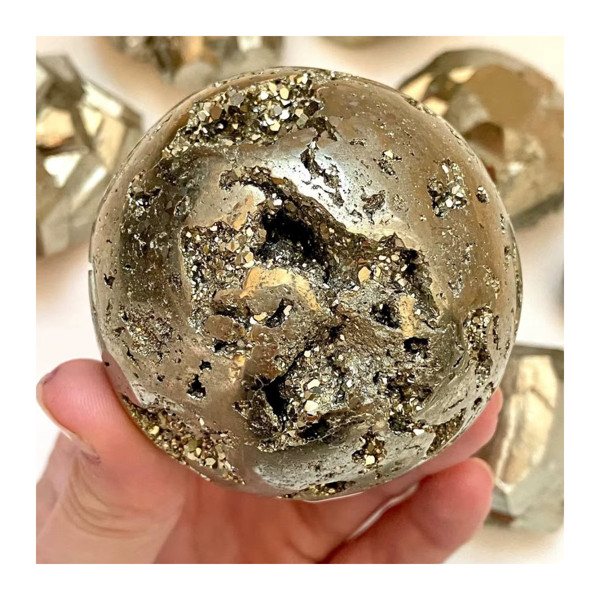 Pyrit-Kristallkugel in Gold mit geometrischer Textur und metallischem Glanz, runde Dekokugel aus Stein und Glas - Bild 3