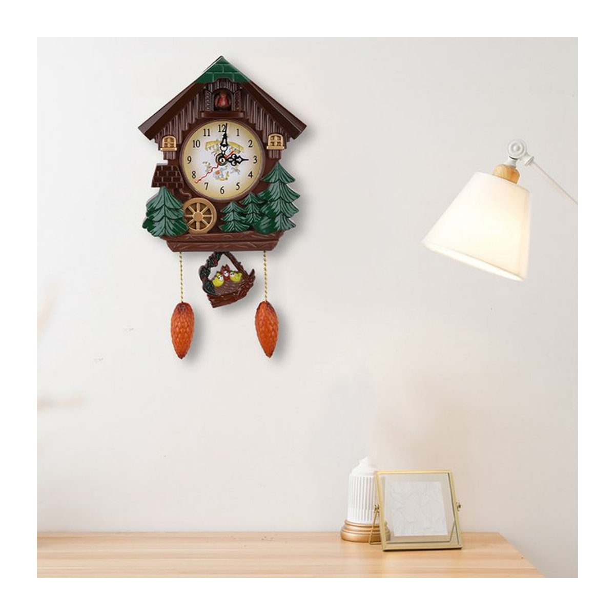 Qiilu Kuckucksuhr in Holzoptik als Vintage Wanduhr mit floralem Baum-Haus-Design in Braun - Bild 1