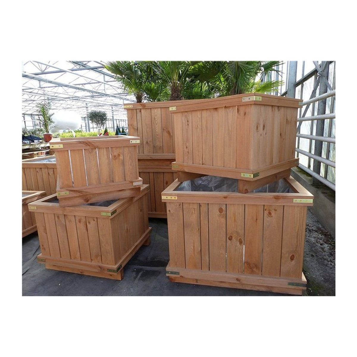 Quadratischer Holzkübel in Braun im rustikalen Design als freistehender Pflanzkübel zur Dekoration - Bild 1