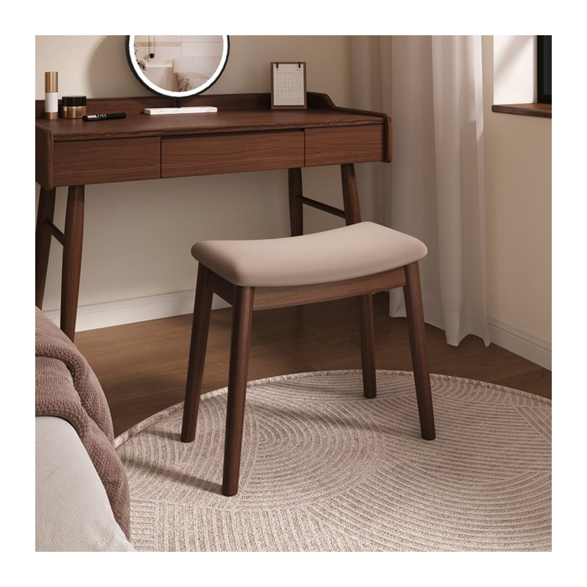Quadratischer Make-up-Hocker aus massivem Holz im Mid-Century-Design, Sattelhocker für Schlafzimmer in Beige oder Grau - Bild 1