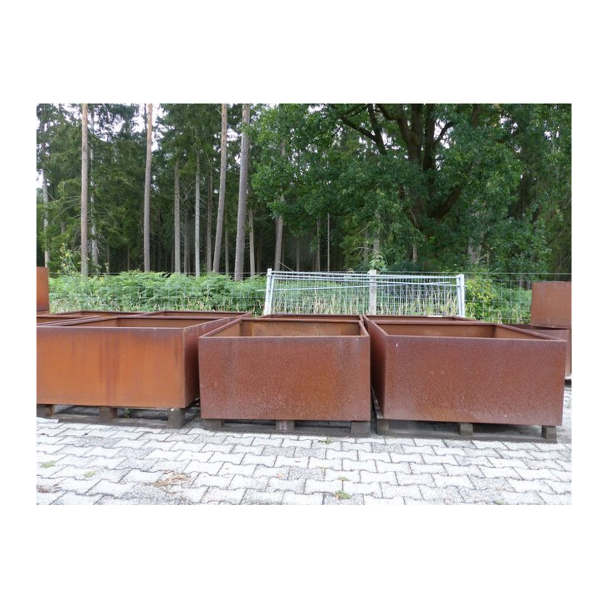 Quadratischer Pflanzring aus Cortenstahl in Braun B: 120 cm, T: 120 cm, H: 60 cm - Bild 1
