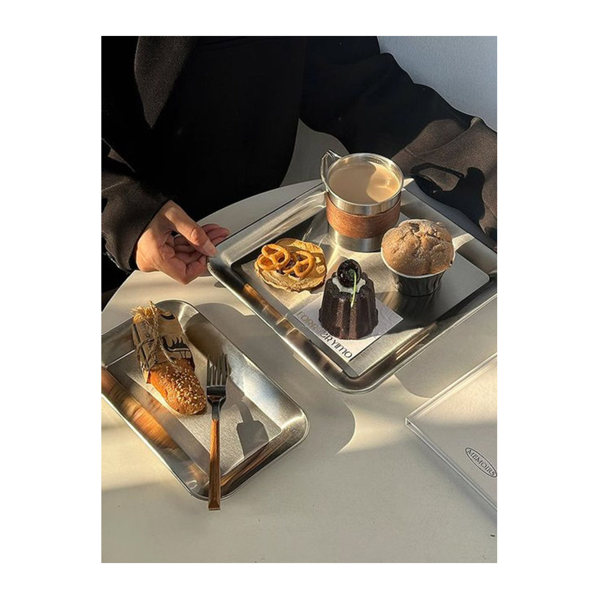 Quadratisches Serviertablett aus Edelstahl in Silber für Kaffee, Desserts und Badezimmer - Bild 1