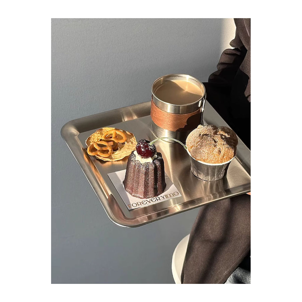 Quadratisches Serviertablett aus Edelstahl in Silber für Kaffee, Desserts und Badezimmer - Bild 2