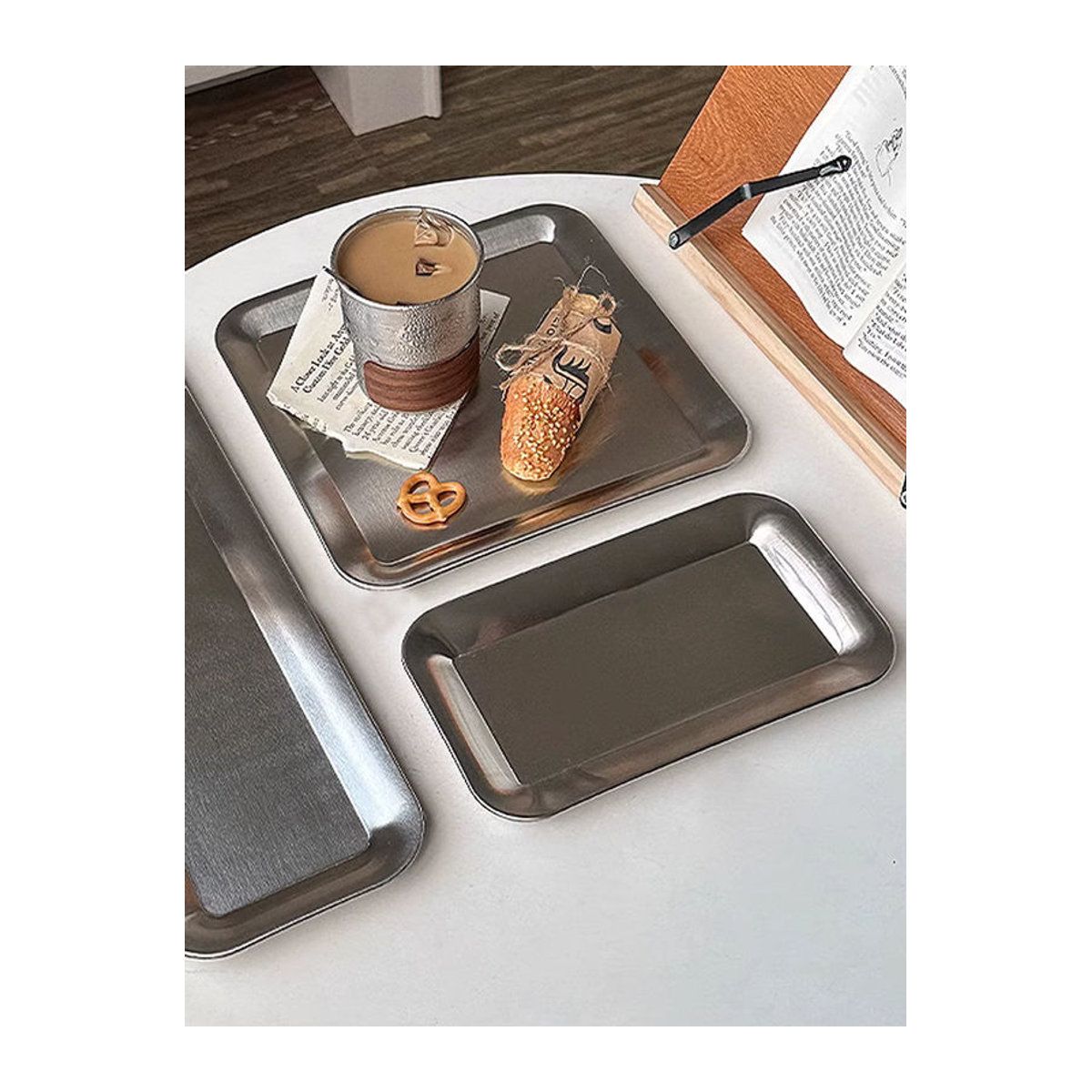 Quadratisches Serviertablett aus Edelstahl in Silber für Kaffee, Desserts und Badezimmer - Bild 3