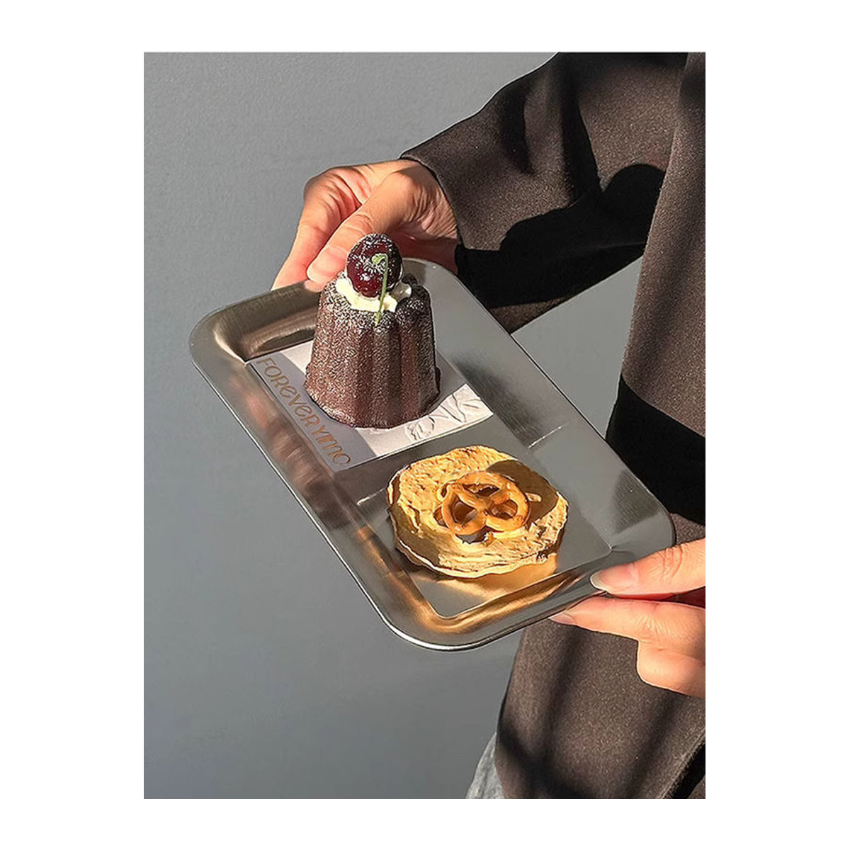 Quadratisches Serviertablett aus Edelstahl in Silber für Kaffee, Desserts und Badezimmer - Bild 4