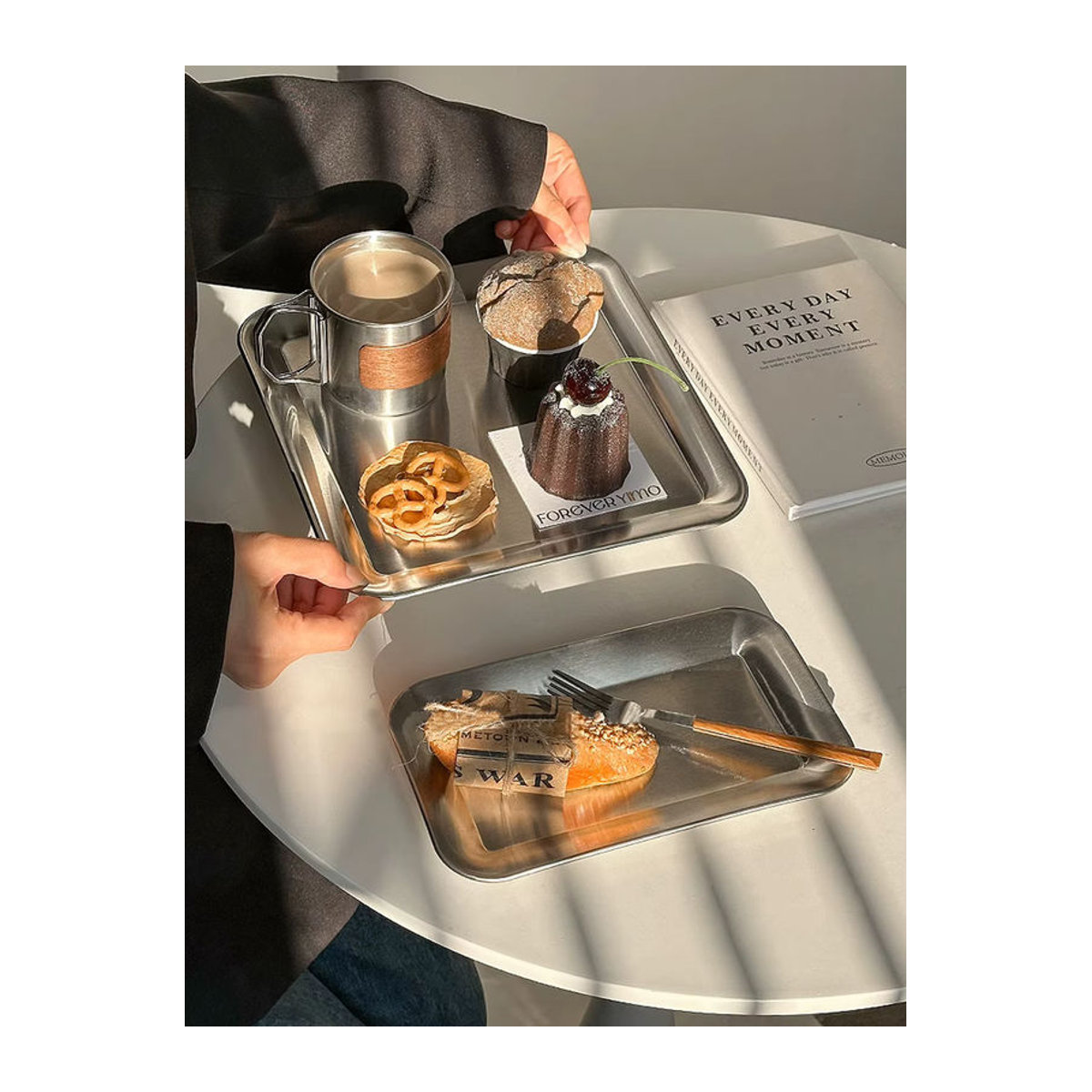 Quadratisches Serviertablett aus Edelstahl in Silber für Kaffee, Desserts und Badezimmer - Bild 5