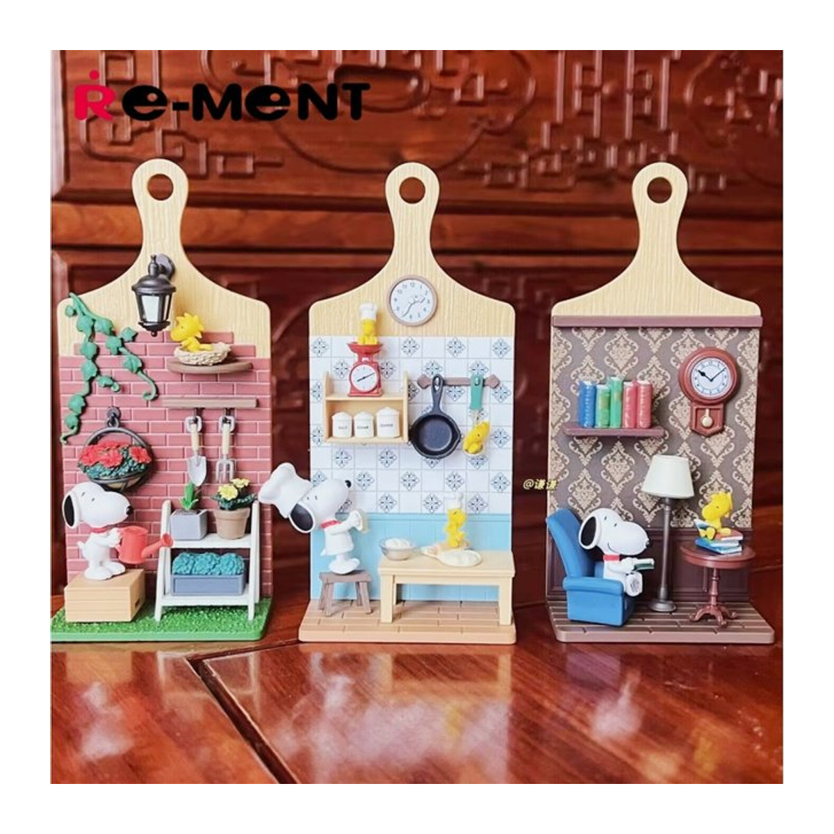 Re-Ment Peanuts Snoopy Miniatur-Szenen Blindbox Set mit Wandbehang und Schneidebrett-Anhänger, mehrfarbig - Bild 1