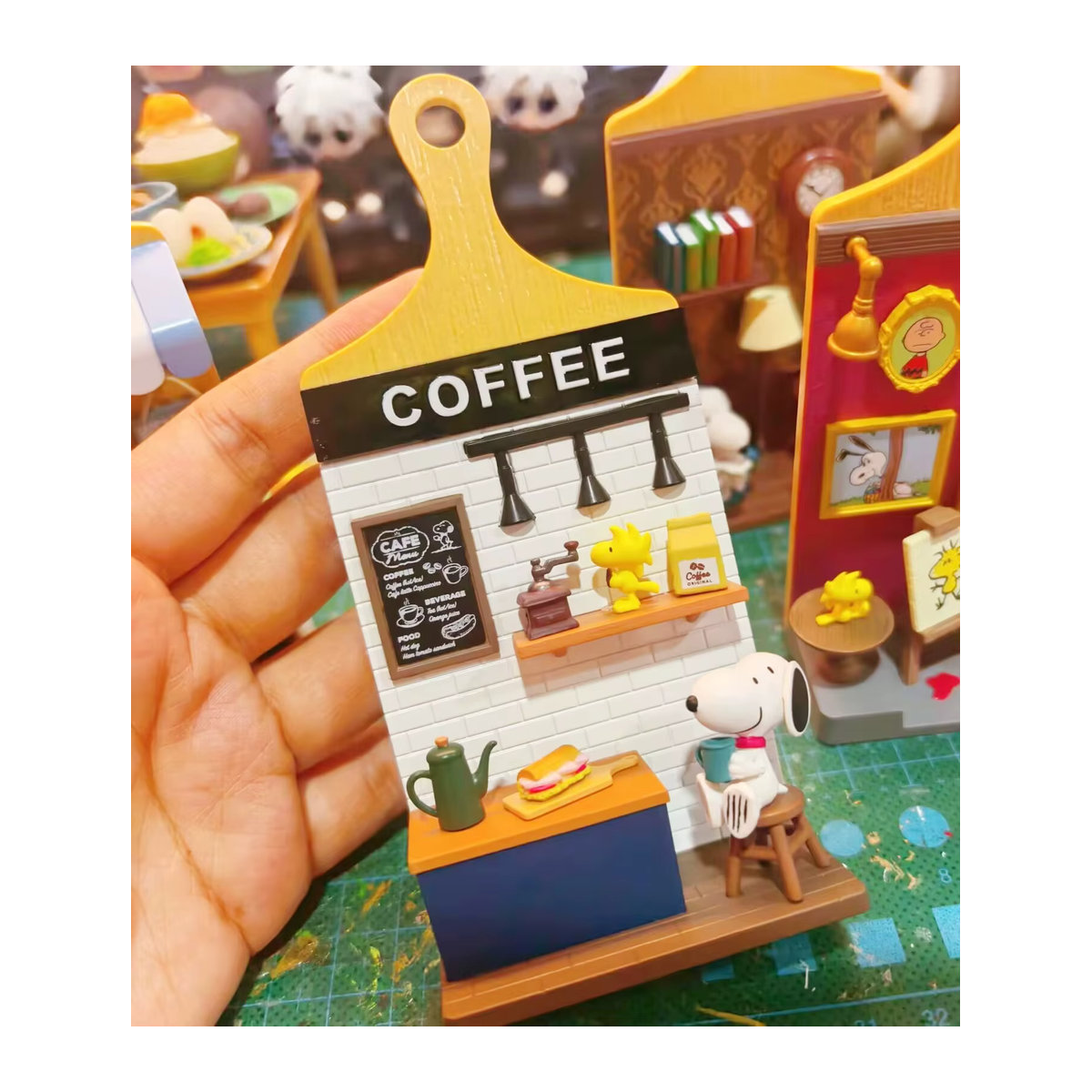 Re-Ment Peanuts Snoopy Miniatur-Szenen Blindbox Set mit Wandbehang und Schneidebrett-Anhänger, mehrfarbig - Bild 4