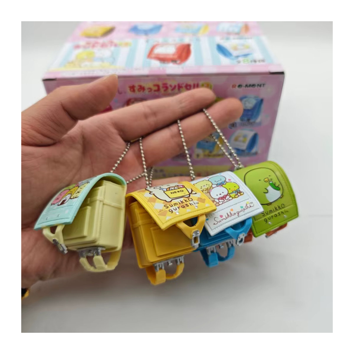 RE-MENT Sumikko Gurashi Mini-Schultertaschen Blind Box mit Shirokuma, Tonkatsu und Neko als mehrfarbige Kunststoff-Miniatur-Figuren - Bild 2