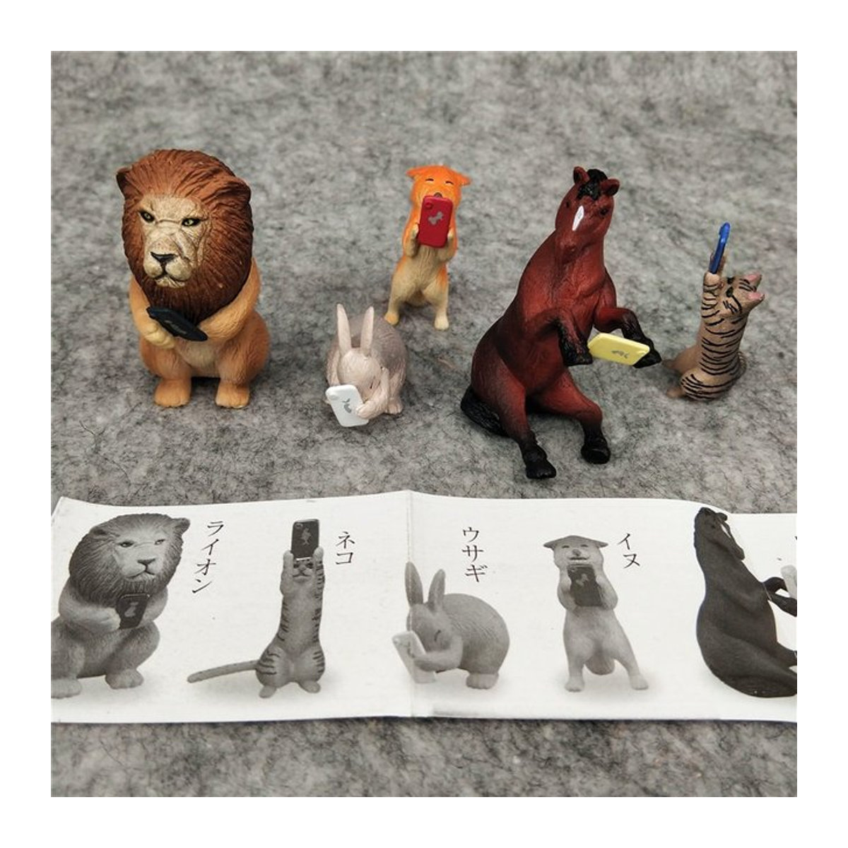 Re-ment Tierfiguren als Miniatur-Dekoration aus Kunstharz in Grau und Mehrfarbig - Bild 1