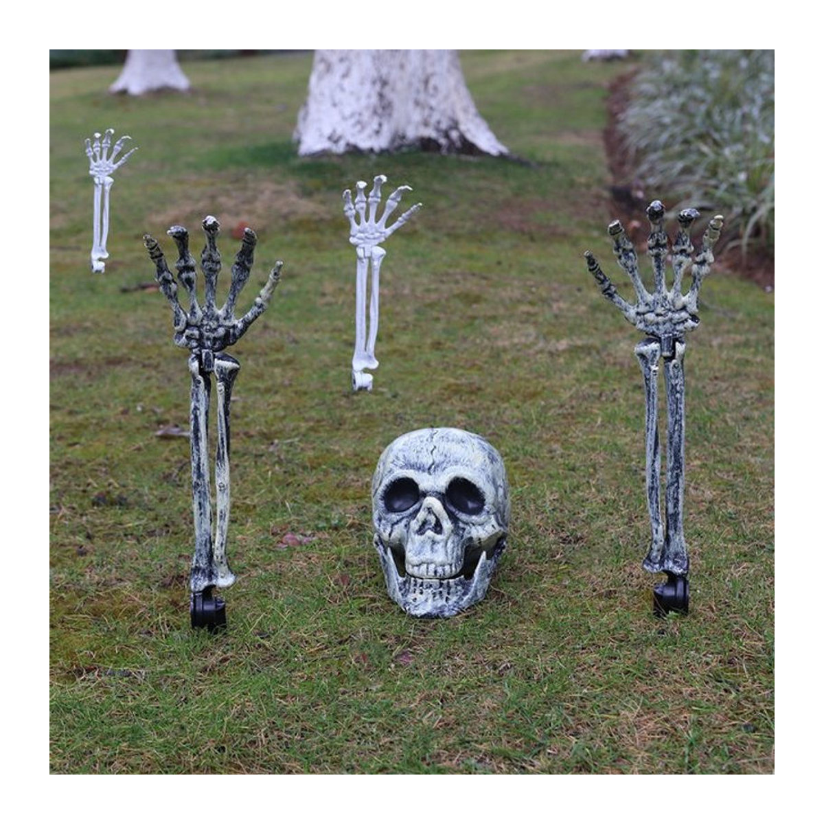 Realistischer Halloween-Schädel mit Skelettkopf und menschlichen Handarmen in Weiß aus Kunststoff zur Dekoration - Bild 1