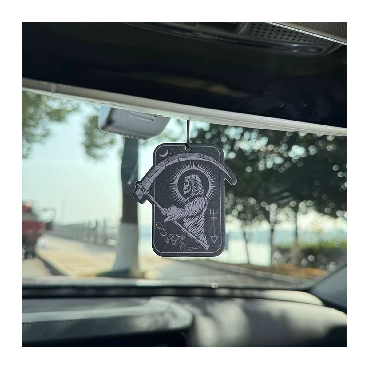Reaper Autoduft mit Totenkopf-Horrorsichel und Tarotkarten Design in Schwarz, Duftrichtung Meeresbrise, Unisex Lufterfrischer mit Vintage-Muster - Bild 3