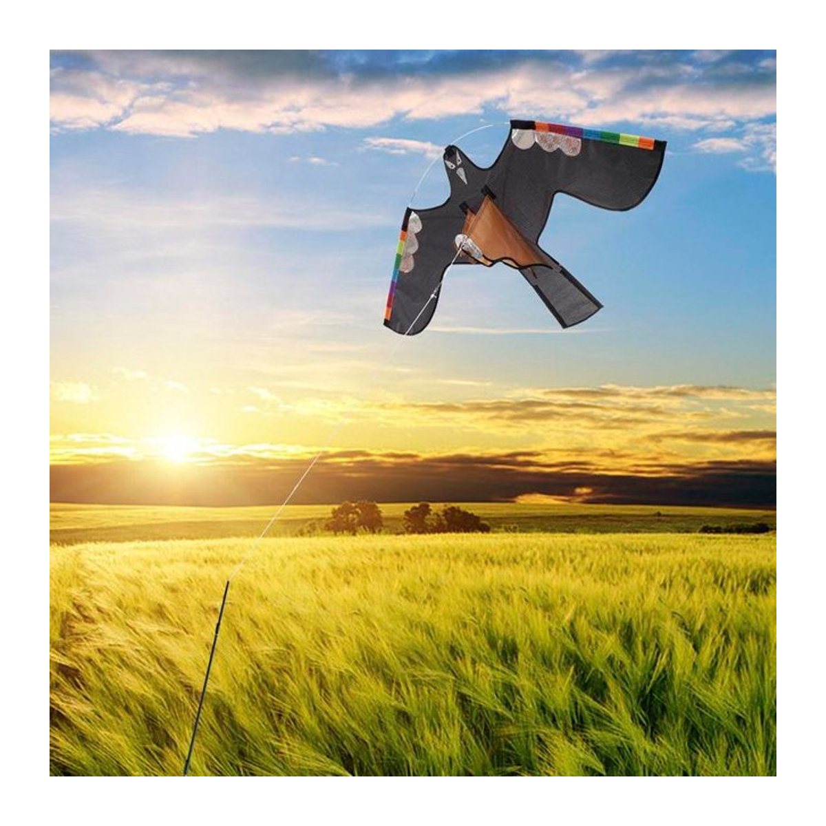 Reflektierender Falken-Drachen als Vogelscheuche zur Abwehr von Vögeln in der Landwirtschaft - Bild 1