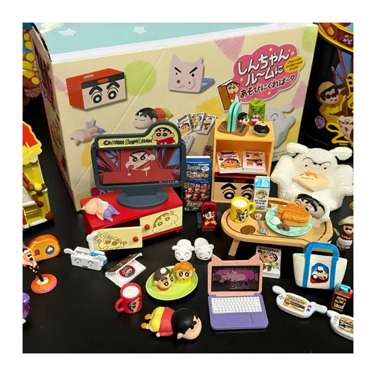 Rement Crayon Shinchan Miniatur Zimmer Blind Box Anime Figur aus Kunststoff, mehrfarbig, Desktop Ornament und Sammlerstück für Kinder - Bild 1