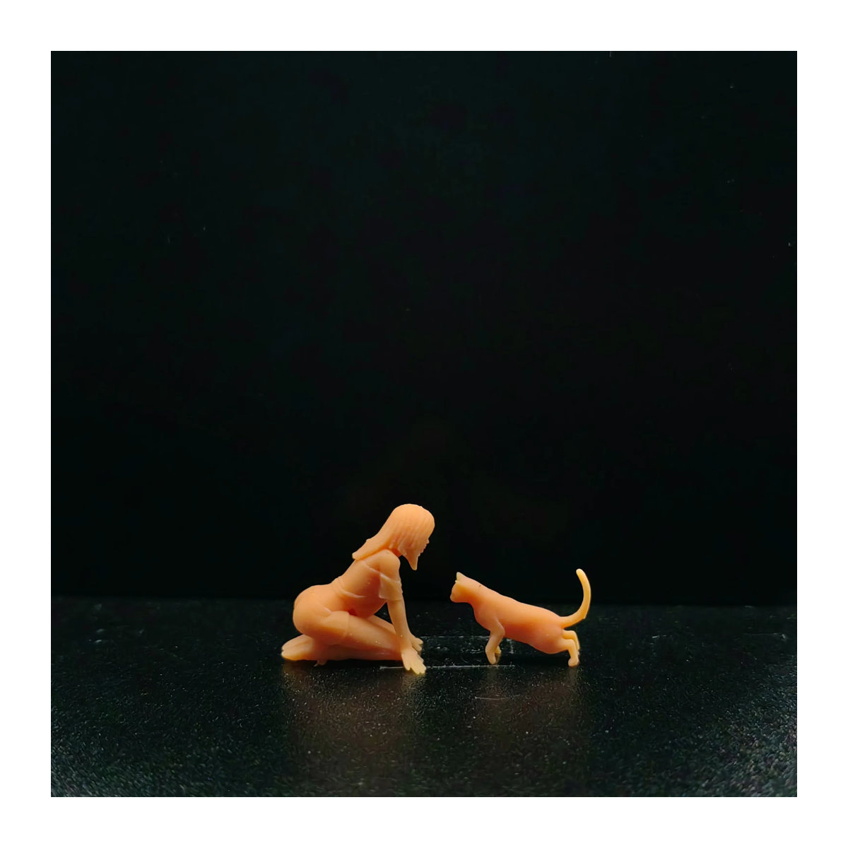 ResinTease Miniatur-Diorama The Cat – Kniende weibliche Figur und stehende Katze aus Kunstharz im Maßstab 1/64 oder 1/43, ungefärbt - Bild 1