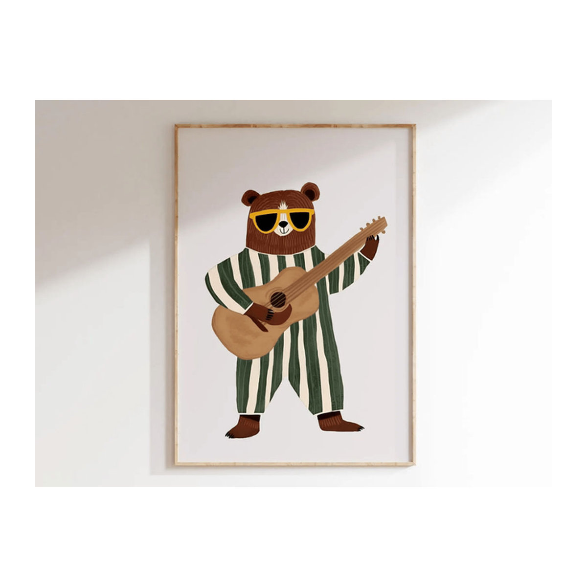 Retro-Gitarren-Bär Wandkunst für das Kinderzimmer als mehrfarbiger Digitaldruck im Hochformat - Bild 1