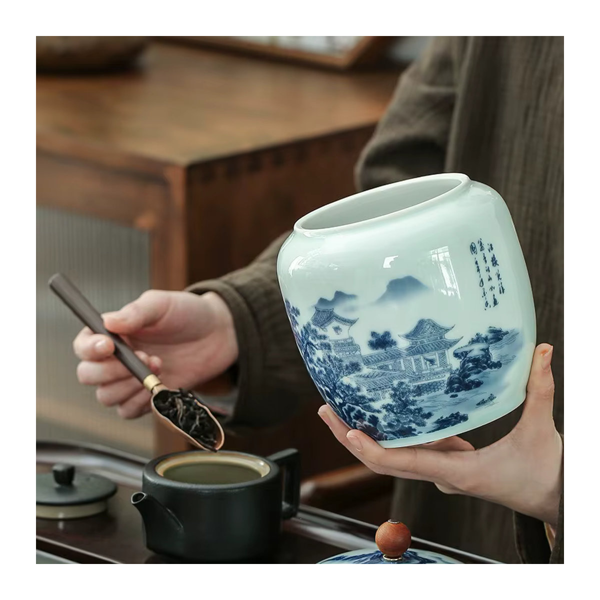 Retro-Keramikdose im chinesischen Stil mit floralem Design in Blau und Weiß zur Aufbewahrung von Tee oder Blumen - Bild 3