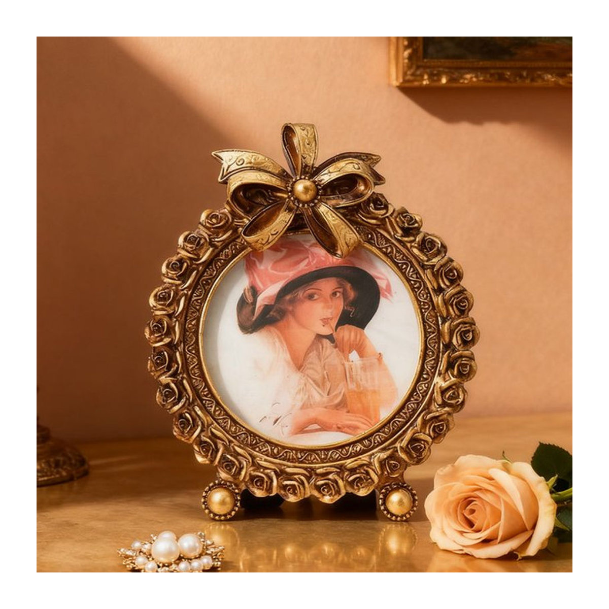 Retro Rundfoto-Displayrahmen aus Metall in Gold mit floralem Design und dreidimensionalem Blütenblatt-Muster als Tischaufsteller - Bild 1