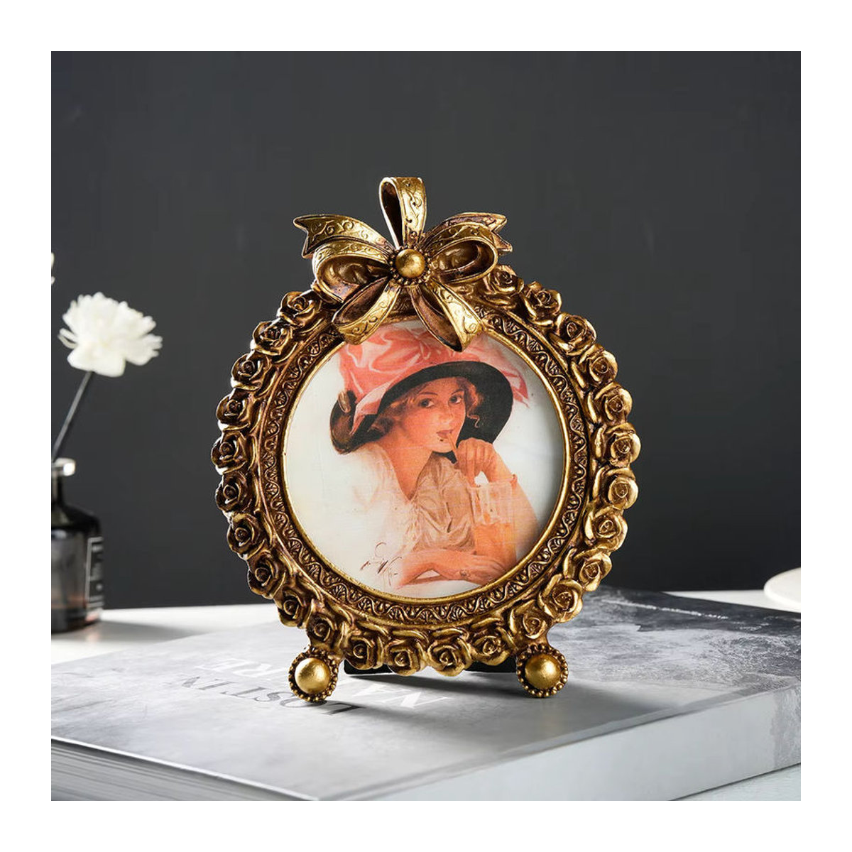 Retro Rundfoto-Displayrahmen aus Metall in Gold mit floralem Design und dreidimensionalem Blütenblatt-Muster als Tischaufsteller - Bild 2