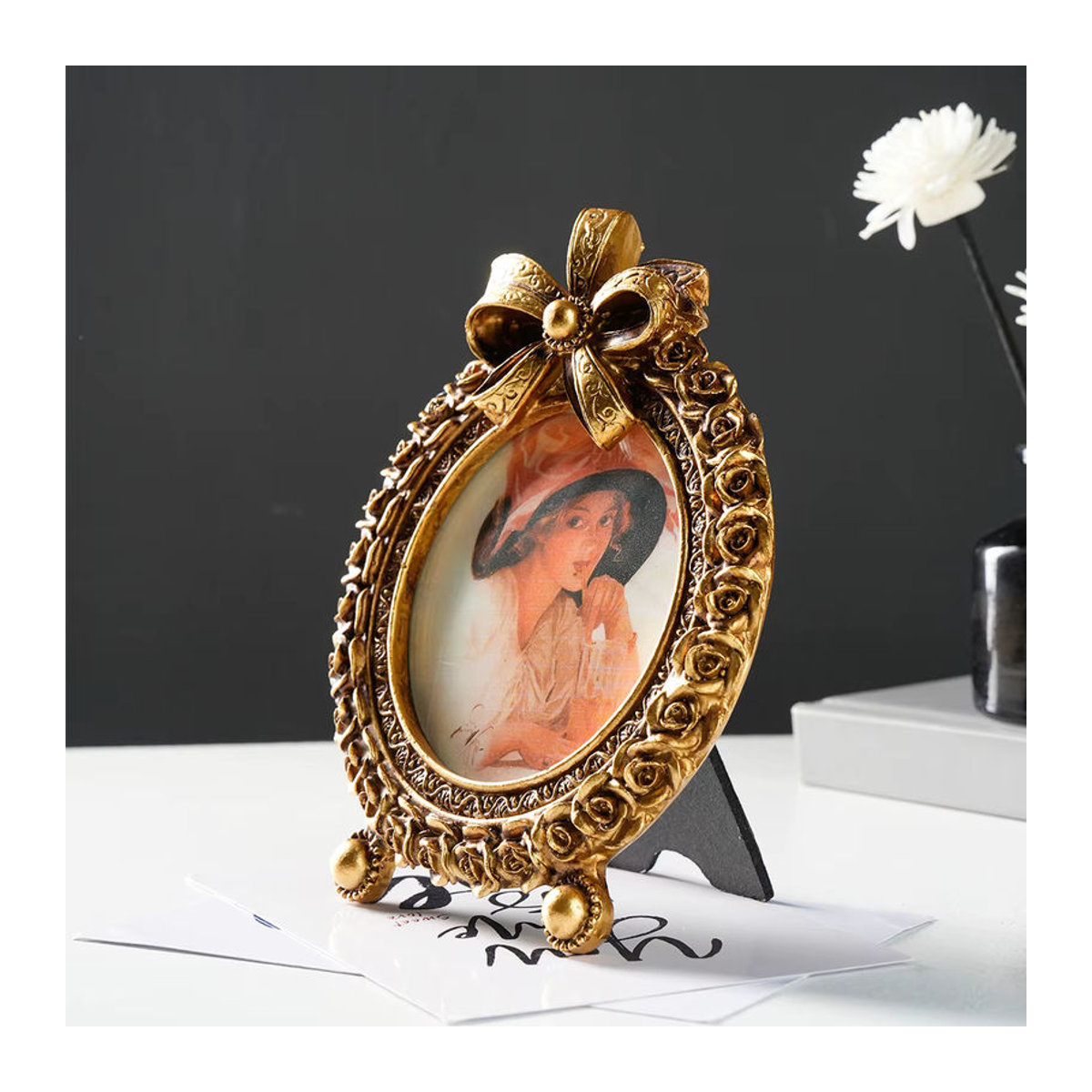 Retro Rundfoto-Displayrahmen aus Metall in Gold mit floralem Design und dreidimensionalem Blütenblatt-Muster als Tischaufsteller - Bild 5