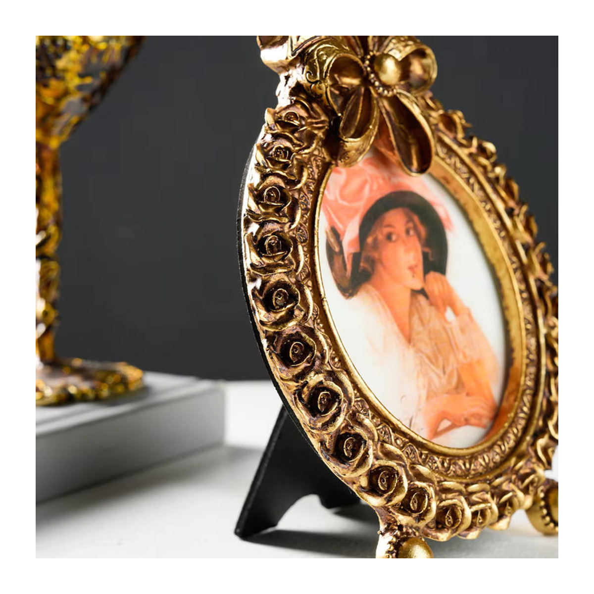Retro Rundfoto-Displayrahmen aus Metall in Gold mit floralem Design und dreidimensionalem Blütenblatt-Muster als Tischaufsteller - Bild 6