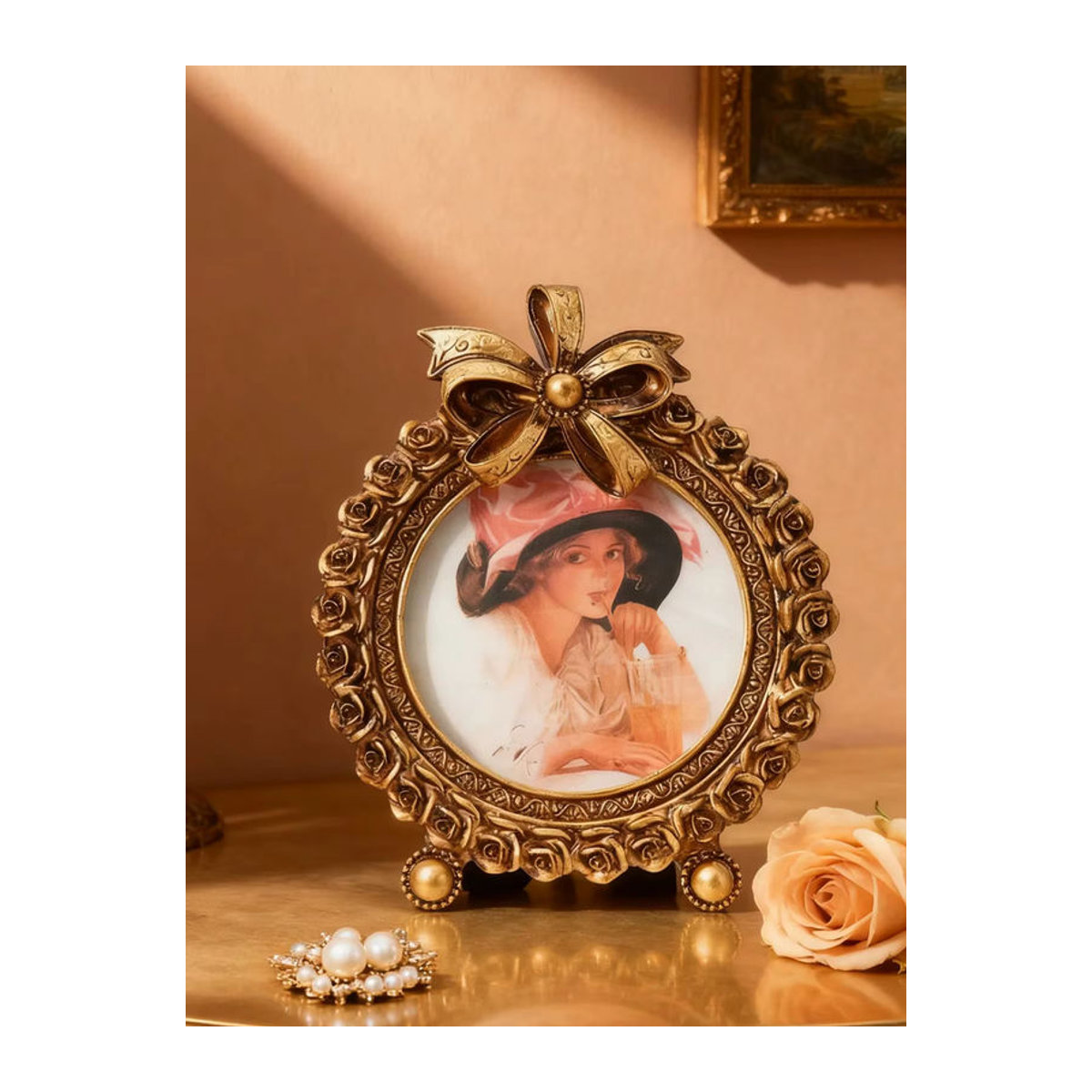 Retro Rundfoto-Displayrahmen aus Metall in Gold mit floralem Design und dreidimensionalem Blütenblatt-Muster als Tischaufsteller - Bild 7