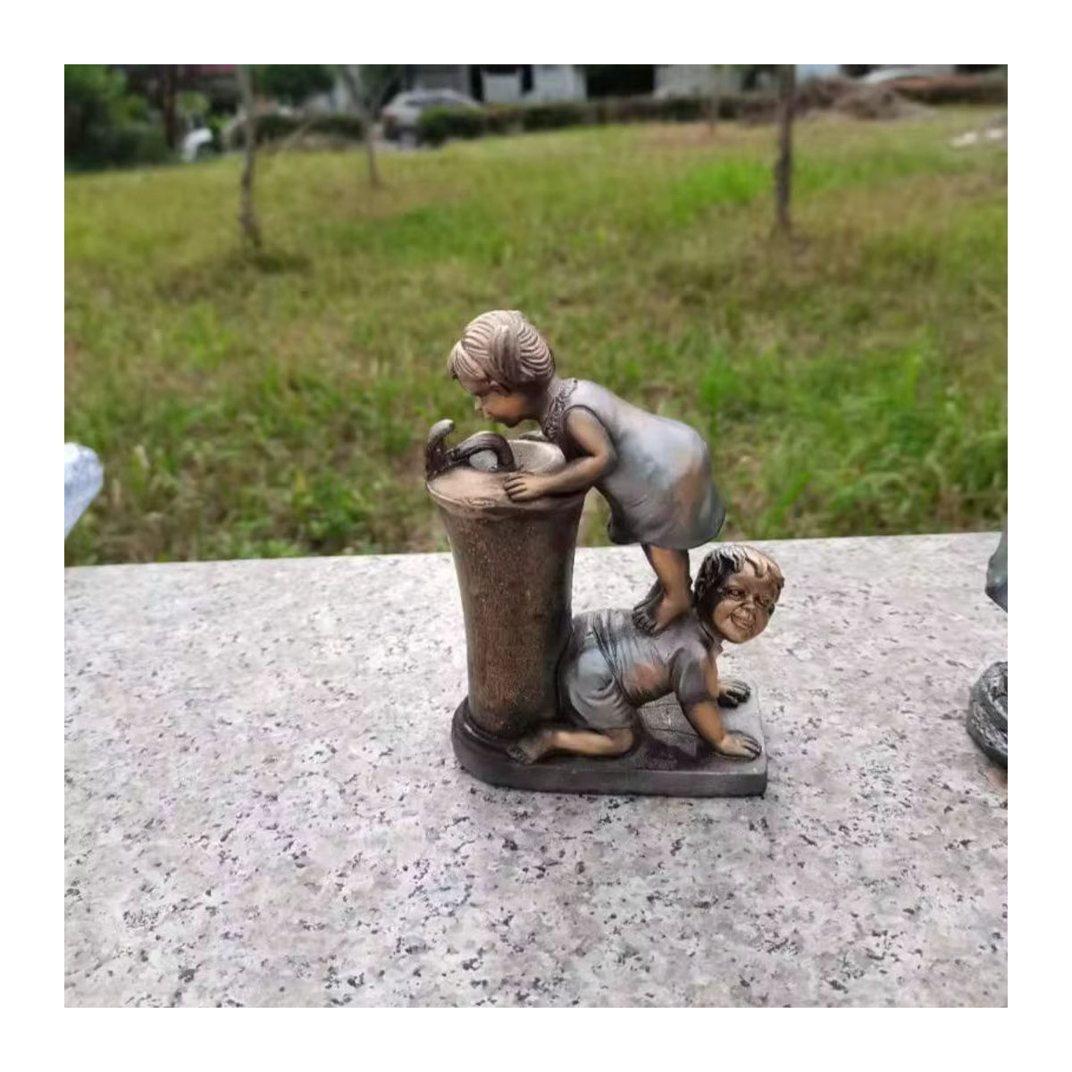 Retro Wasserspiel Skulptur aus Kunstharz in Bunt als Gartenornament für Kinder und Dekoration im Außenbereich - Bild 2