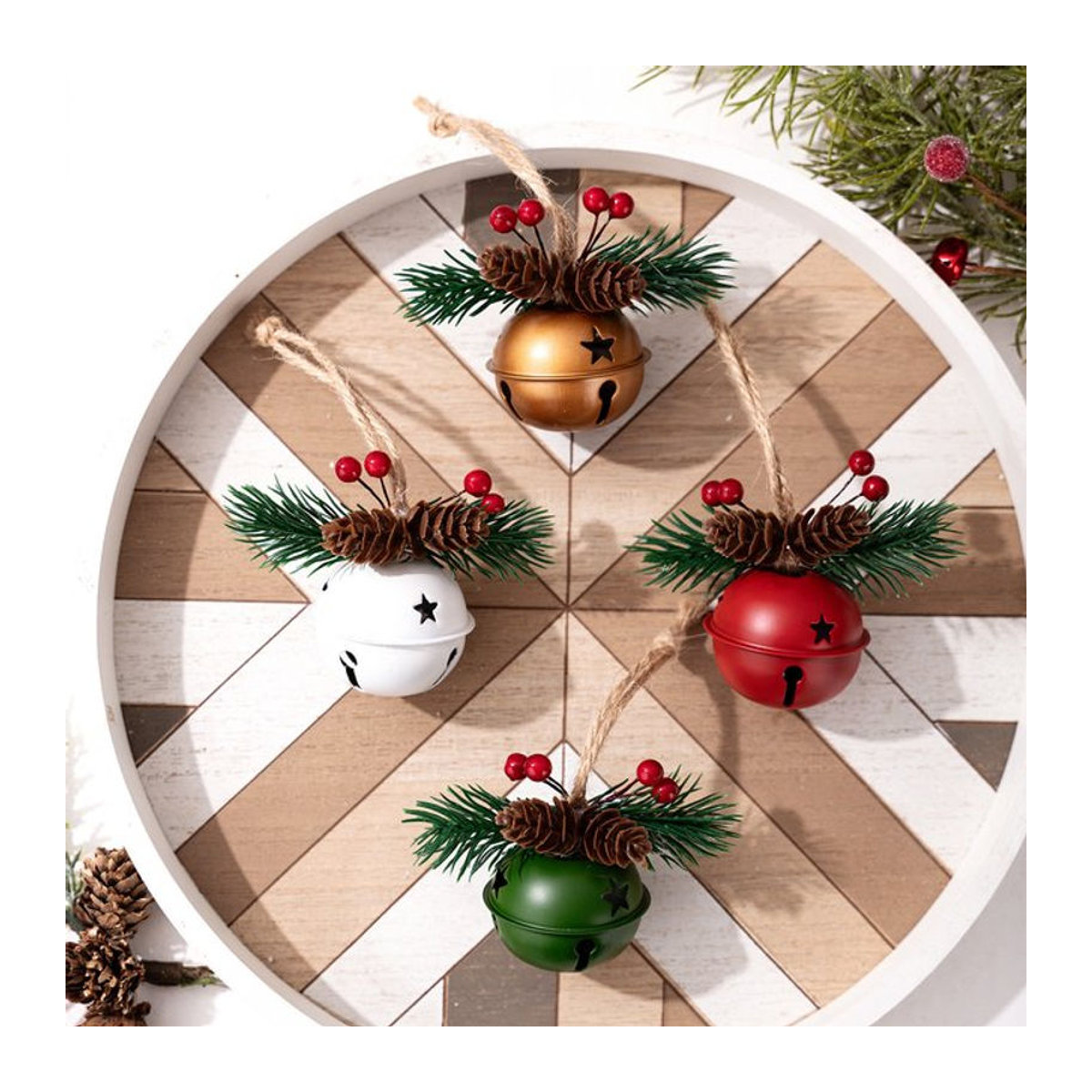 Retro Weihnachtsglocken Set aus Metall mit Sternen und Schnur als Hängeornament für deinen Weihnachtsbaum, mehrfarbig - Bild 1