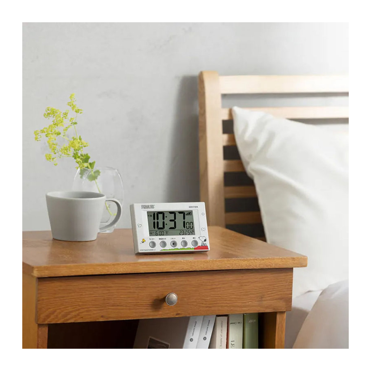 RHYTHM Digitaler Snoopy Wecker mit Funksteuerung, Thermometer, Hygrometer, Datum und Beleuchtung, Weiß, B: 7,7 cm, T: 5,4 cm - Bild 2