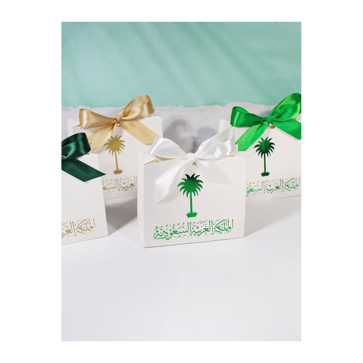 RMTPT Geschenkboxen in Weiß mit Saudi-Motiv, Palme und arabischer Kalligraphie aus Papier, 4er-Set quadratisch stehend - Bild 1