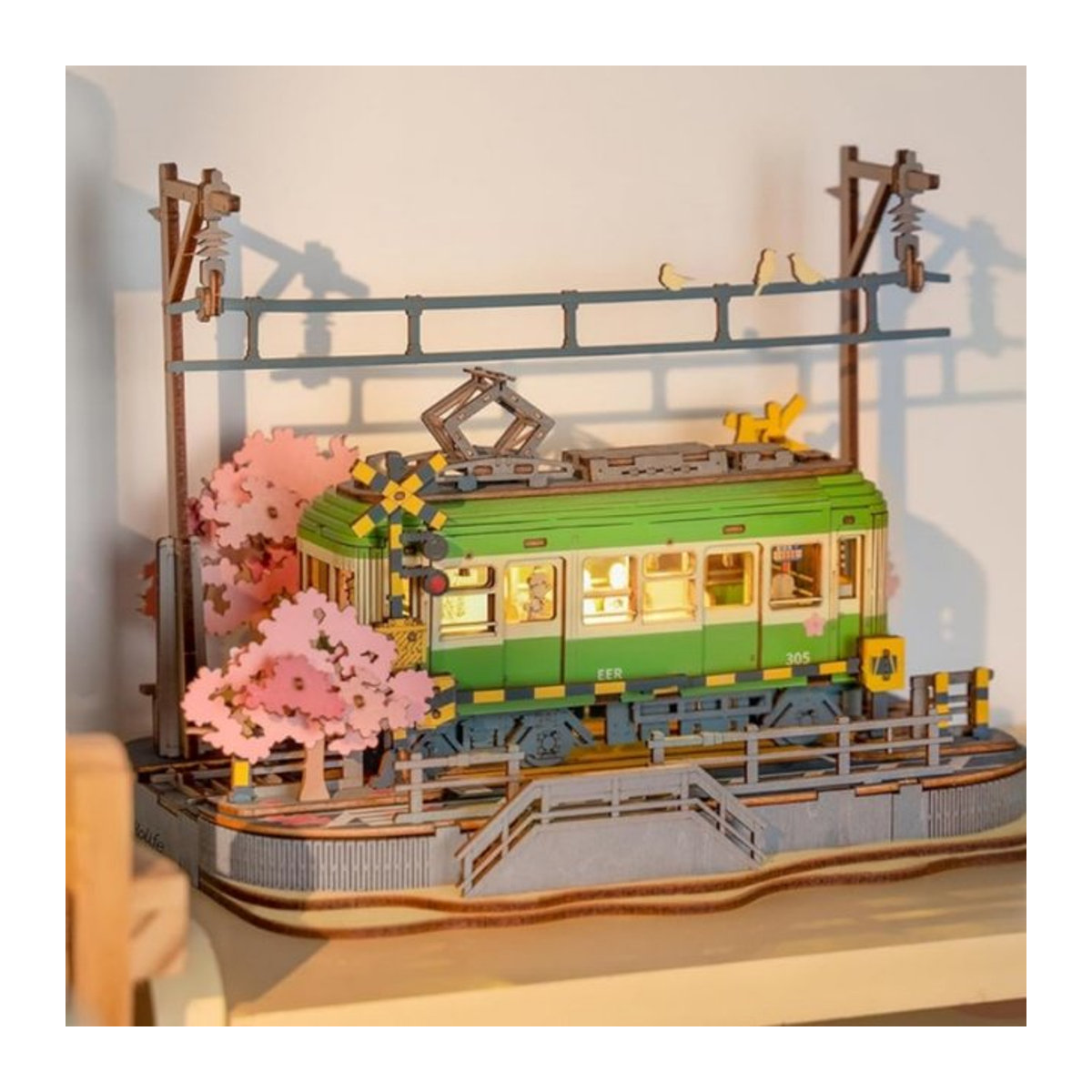 Robotime Sakura Journey Tram 3D-Holzpuzzle mit LED-Leuchten in Grün - Bild 1