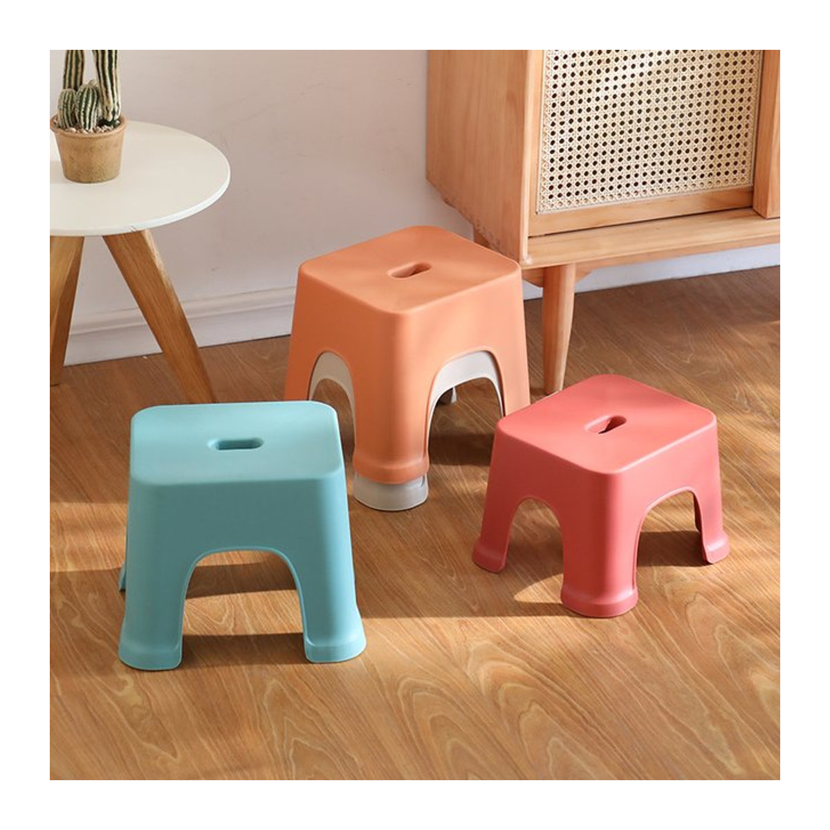 Robuster Kunststoff Hocker für Kinder und Erwachsene in Blau oder Rot - Bild 1