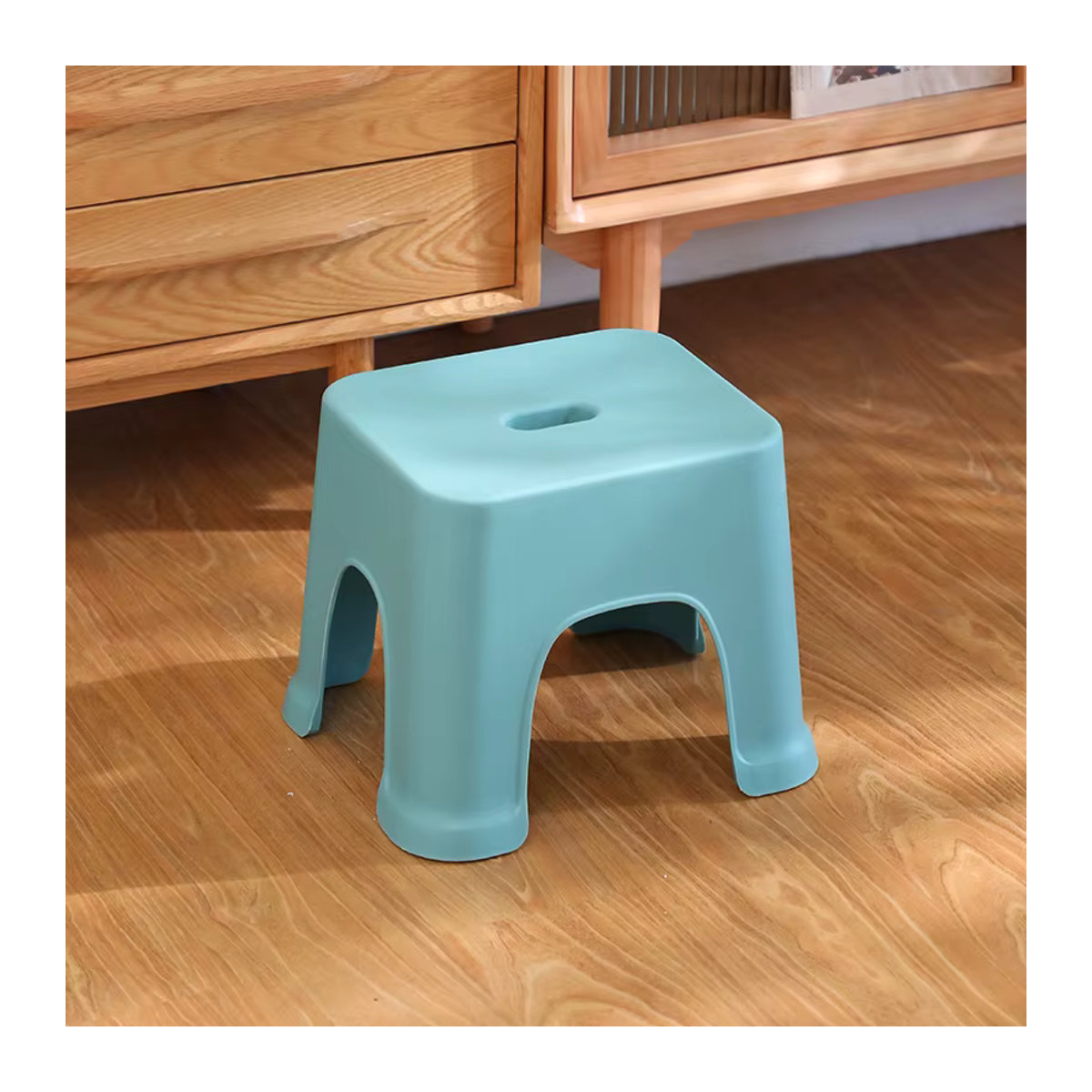 Robuster Kunststoff Hocker für Kinder und Erwachsene in Blau oder Rot - Bild 2