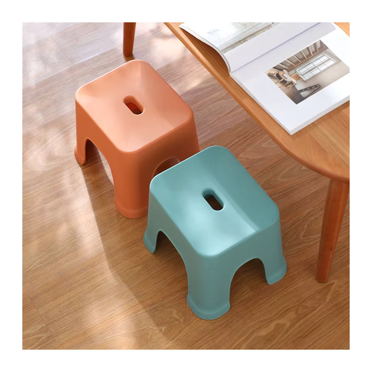 Robuster Kunststoff Hocker für Kinder und Erwachsene in Blau oder Rot - Bild 3