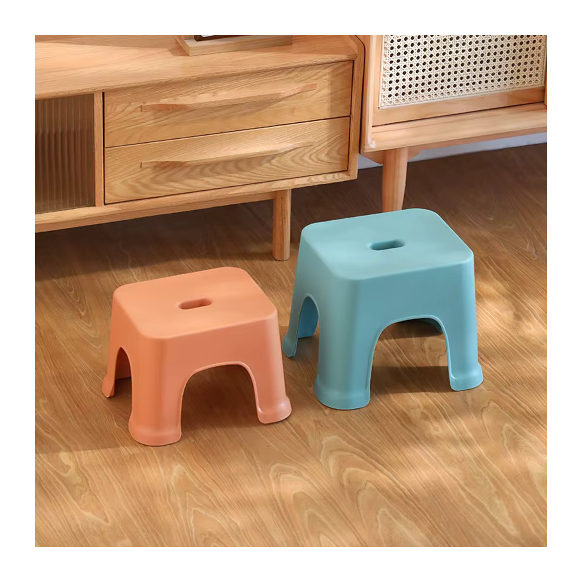 Robuster Kunststoff Hocker für Kinder und Erwachsene in Blau oder Rot - Bild 4
