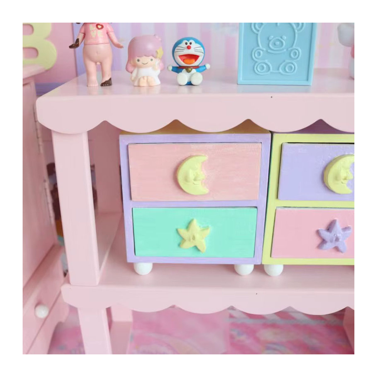 Rosa Holz-Aufbewahrungsregal mit Spitzen-Design und gewelltem Rand für Kinder, Desktop-Organisationsregal für Puppen und Figuren - Bild 1