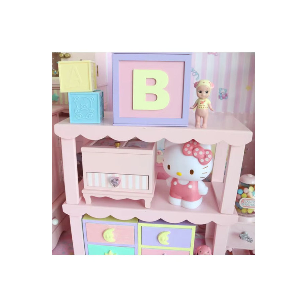 Rosa Holz-Aufbewahrungsregal mit Spitzen-Design und gewelltem Rand für Kinder, Desktop-Organisationsregal für Puppen und Figuren - Bild 3