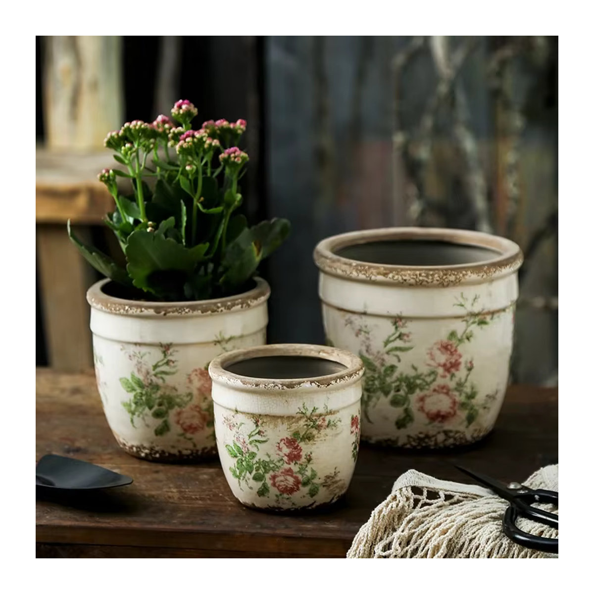 Rosa und weiße Keramik-Blumentöpfe im französischen Vintage-Stil mit floralem Design für deine Pflanzen und Hydrokultur - Bild 3