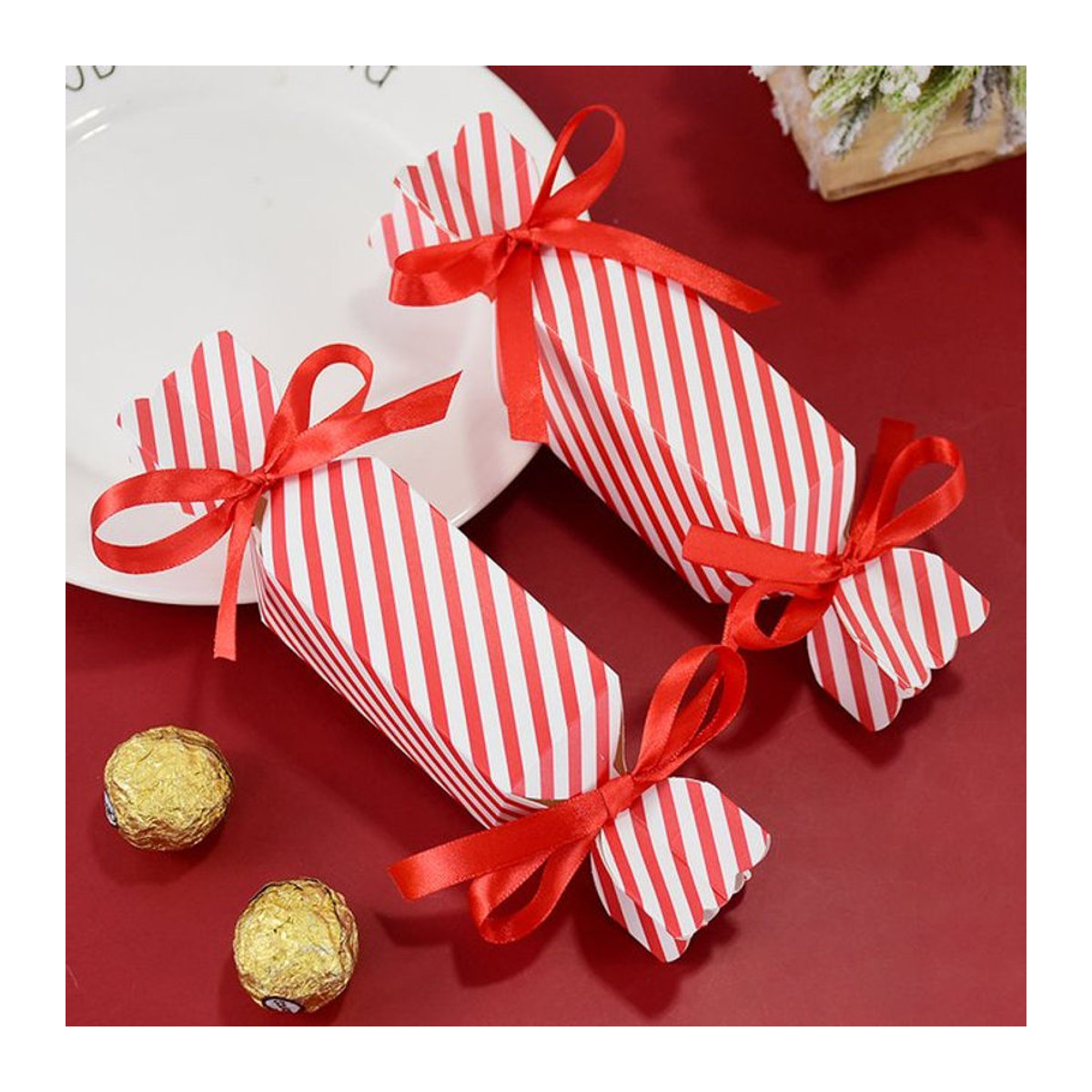 Rot gestreifte Pralinenschachtel aus Papier mit Schleife als dekorative Geschenkverpackung für Weihnachten, Hochzeit, Geburtstag oder Neujahr - Bild 1