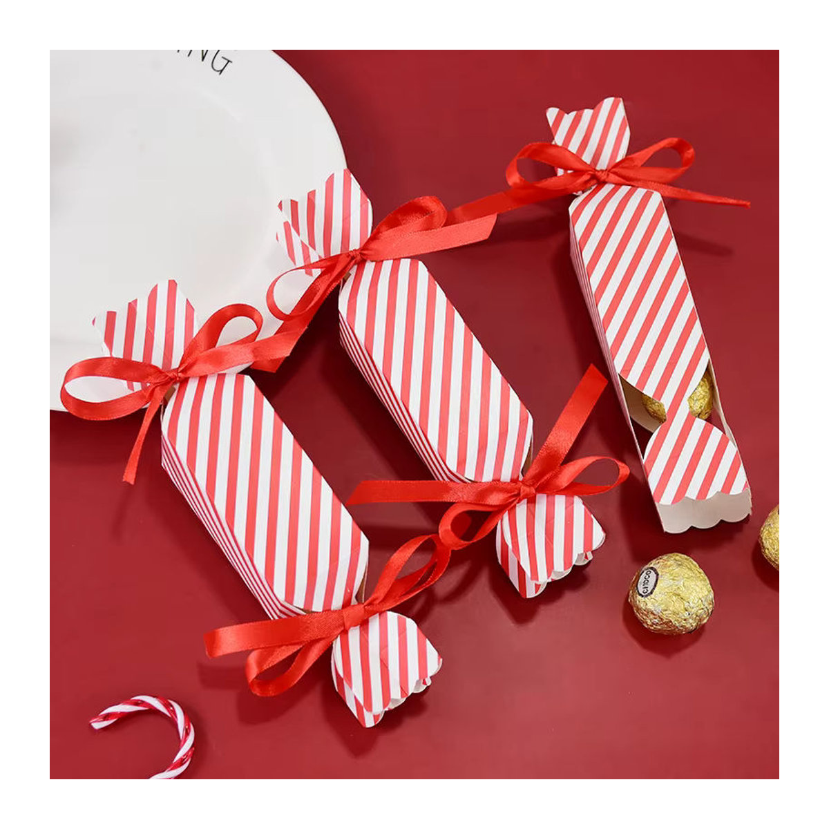 Rot gestreifte Pralinenschachtel aus Papier mit Schleife als dekorative Geschenkverpackung für Weihnachten, Hochzeit, Geburtstag oder Neujahr - Bild 2