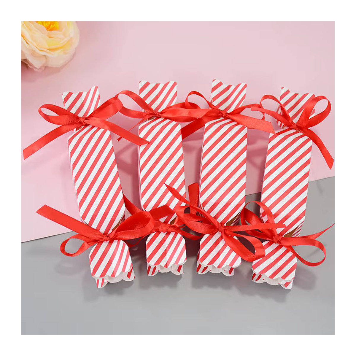 Rot gestreifte Pralinenschachtel aus Papier mit Schleife als dekorative Geschenkverpackung für Weihnachten, Hochzeit, Geburtstag oder Neujahr - Bild 3