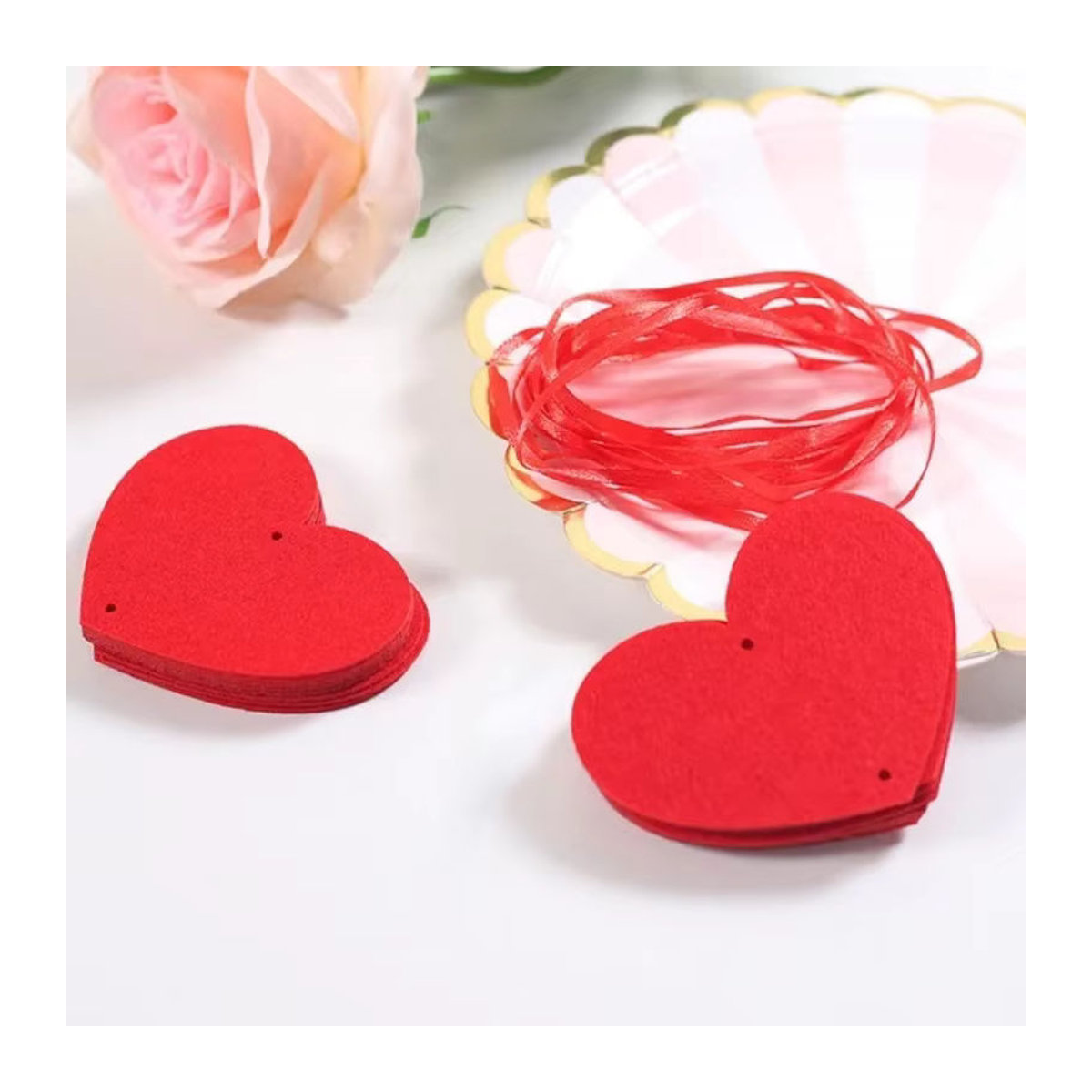 Rote Filz-Herzgirlande als hängende DIY-Dekoration für Valentinstag und Geburtstage - Bild 3