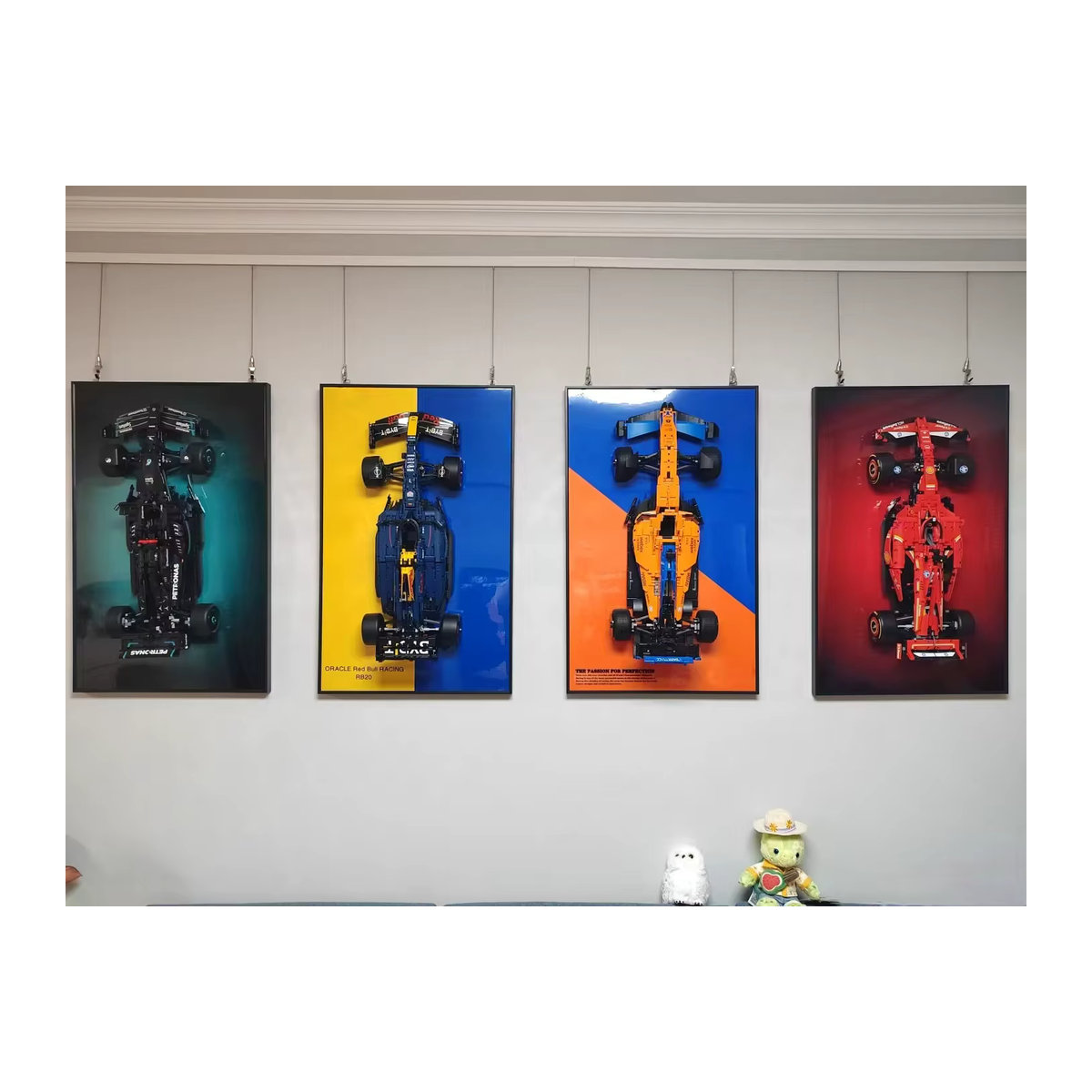 Rote Wandhalterung für LEGO Rennwagen Modelle, rechteckig und wandmontiert - Bild 3