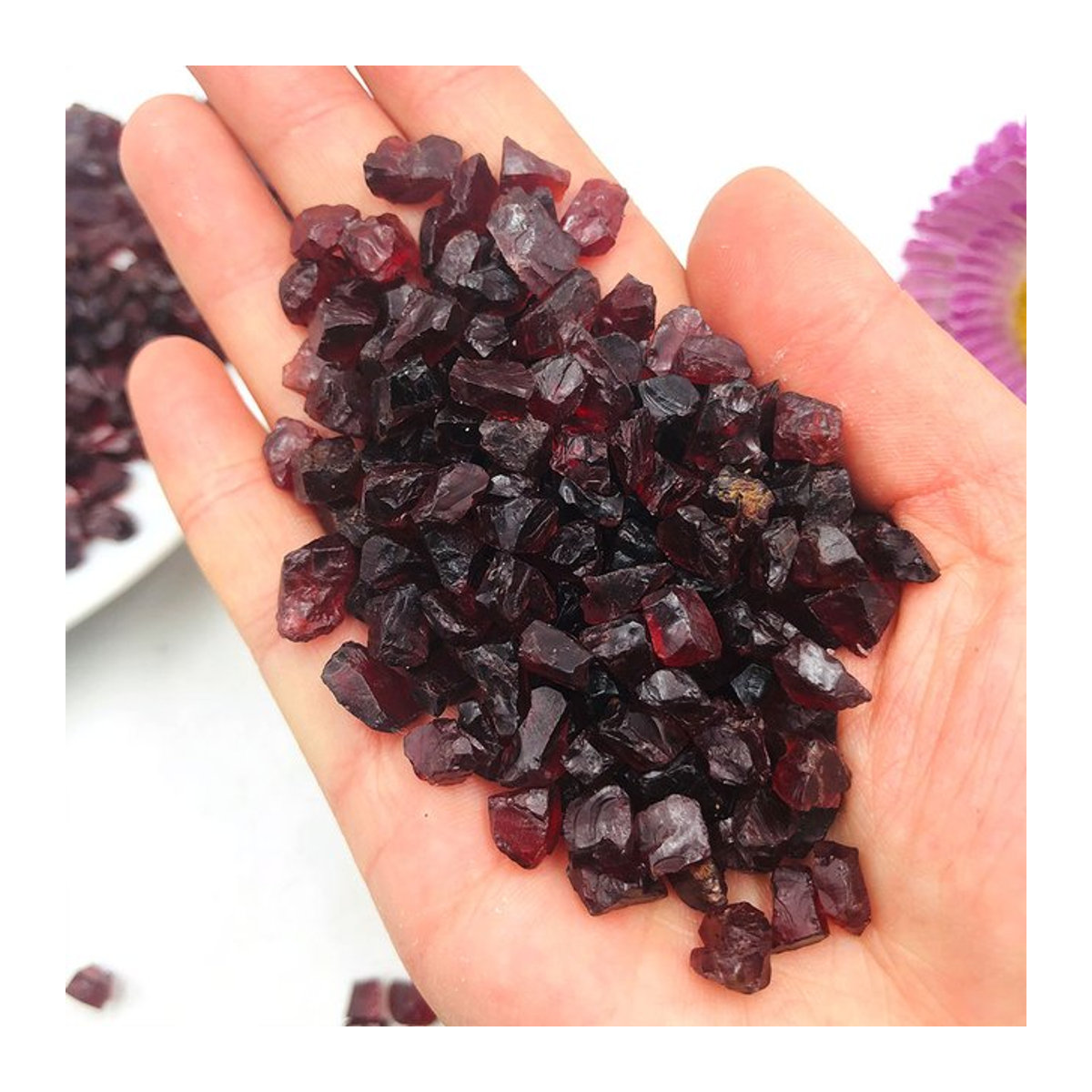 Roter Granatsplitter als Naturstein für Meditation und Reiki, unregelmäßige Kristallsteine zur Chakra-Energiearbeit - Bild 1