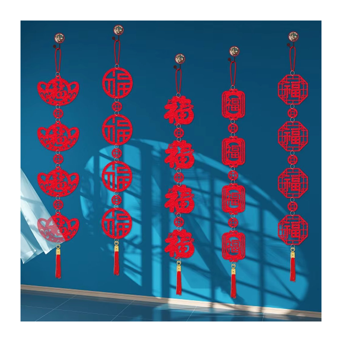 Rotes Hängeornament mit Schriftzug als orientalische Dekoration für das Chinesische Neujahr und Silvester - Bild 1