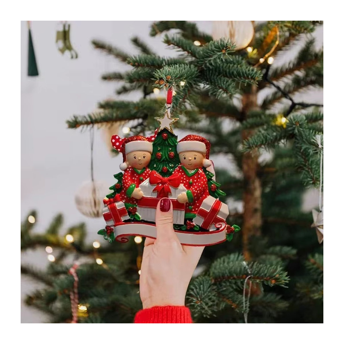Rotes Weihnachts-Hängeornament aus Kunstharz mit Schriftzug für deinen Weihnachtsbaum und zur Neujahrsdekoration - Bild 2