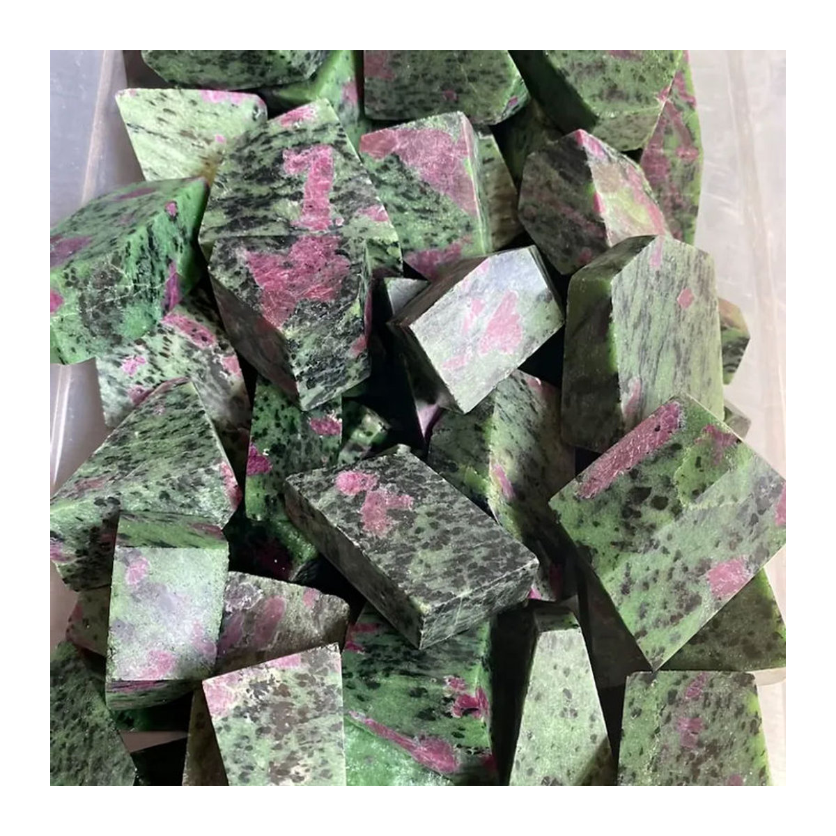 Rubin-Zoisit Anyolite Kristall von CrystalHola als geschnitzter Freiform-Block in mehrfarbig und unregelmäßiger Form - Bild 1